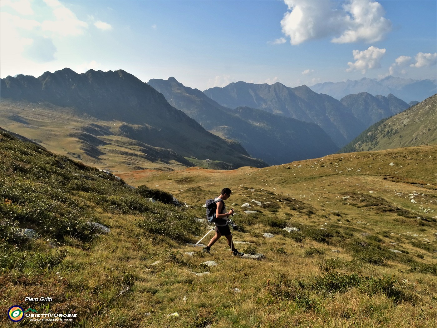 59 L'ultimo tratto di discesa da Cima a Paso di Lemma la facciamo sui bei pratoni dei Piani di Lemma.JPG